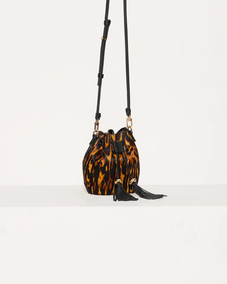 Mini bolso de mujer de estilo versátil con estampado animal de Jazmin Chebar en Bolsos y Carteras para argentina