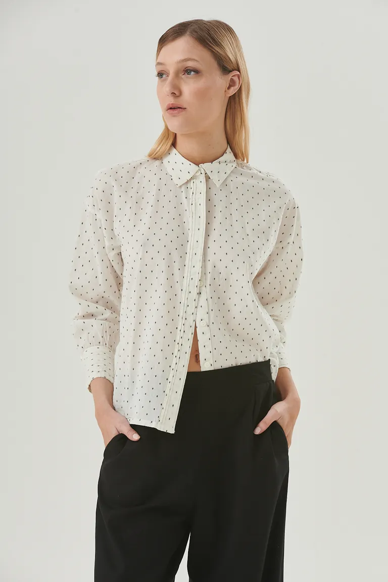 Camisa de mujer con bordados de mini lunares, de corte clásico y estilo elegante de Sweet en Camisas para argentina