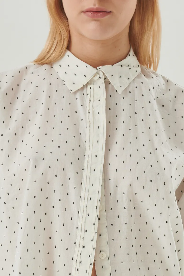 Camisa de mujer con bordados de mini lunares, de corte clásico y estilo elegante de Sweet en Camisas para argentina