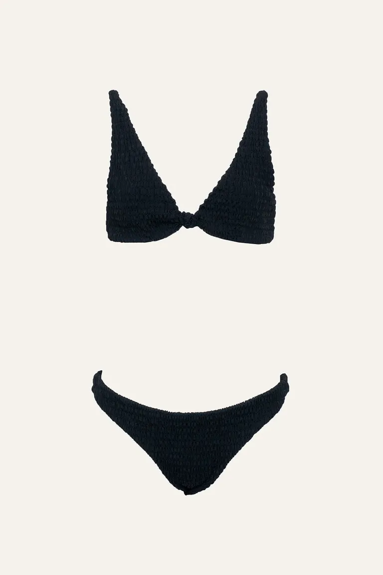 Conjunto de bikini negro con nudo frontal, prenda de baño moderna y minimalista de 47 Street en Swimwear y Beachwear para argentina