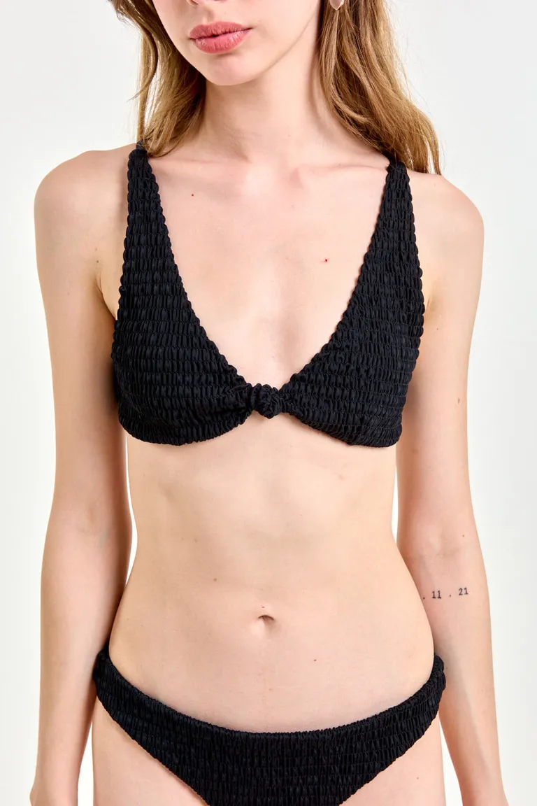 Conjunto de bikini negro con nudo frontal, prenda de baño moderna y minimalista de 47 Street en Swimwear y Beachwear para argentina