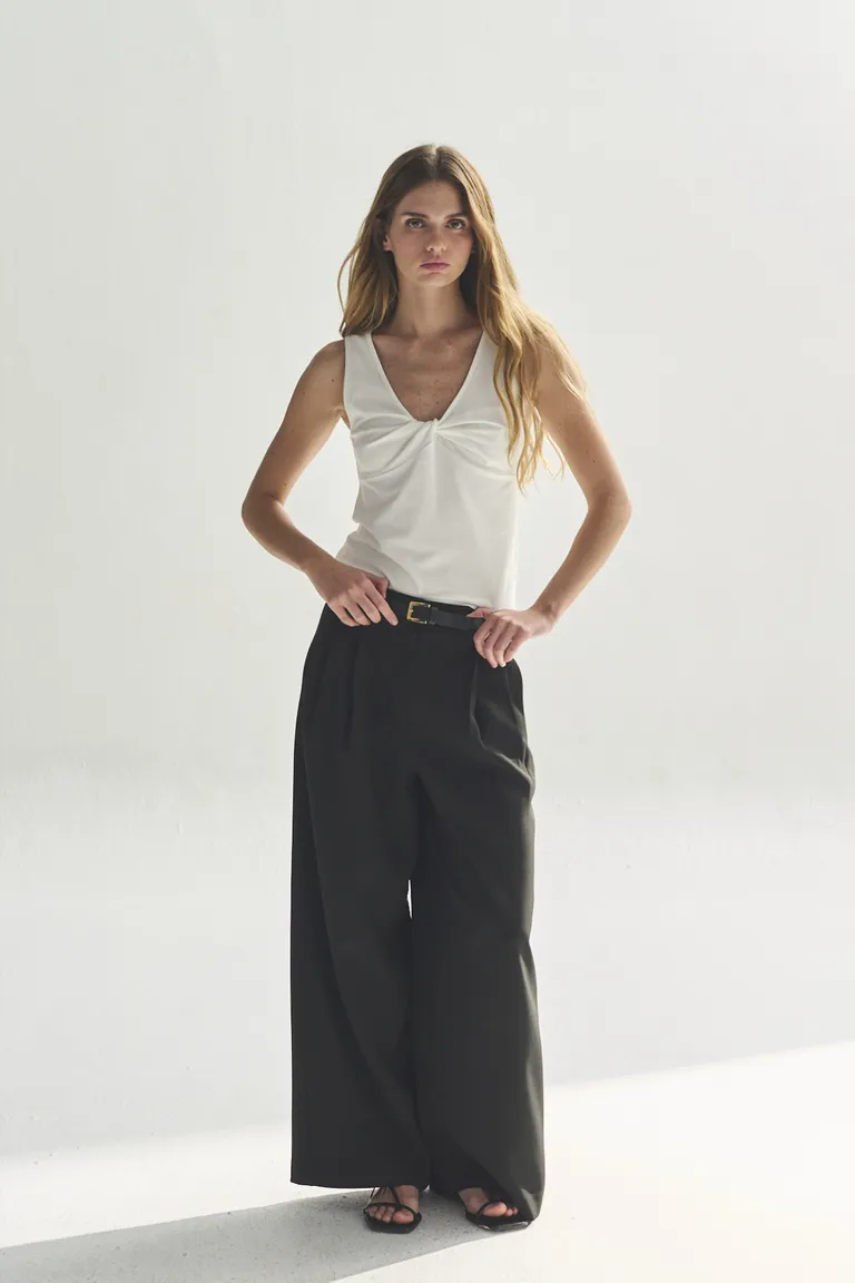 Musculosa blanca de escote en V, una prenda básica y atemporal para el guardarropa femenino de Akiabara en Remeras para argentina