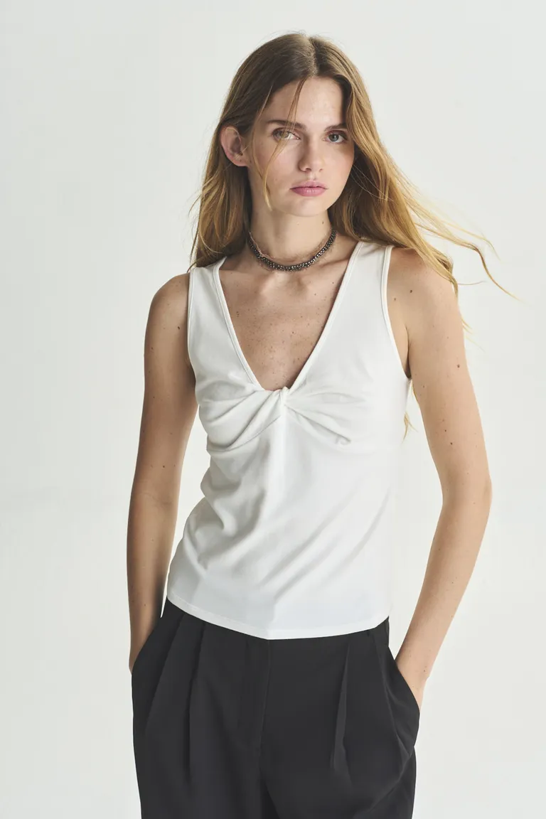 Musculosa blanca de escote en V, una prenda básica y atemporal para el guardarropa femenino de Akiabara en Remeras para argentina