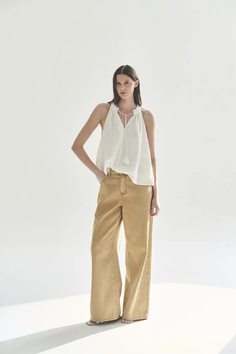 Blusa sin mangas, de corte recto y escote en pico, para un look casual y sofisticado de Akiabara en Blusas para argentina