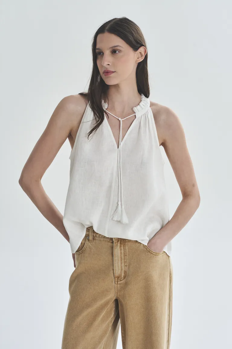 Blusa sin mangas, de corte recto y escote en pico, para un look casual y sofisticado de Akiabara en Blusas para argentina