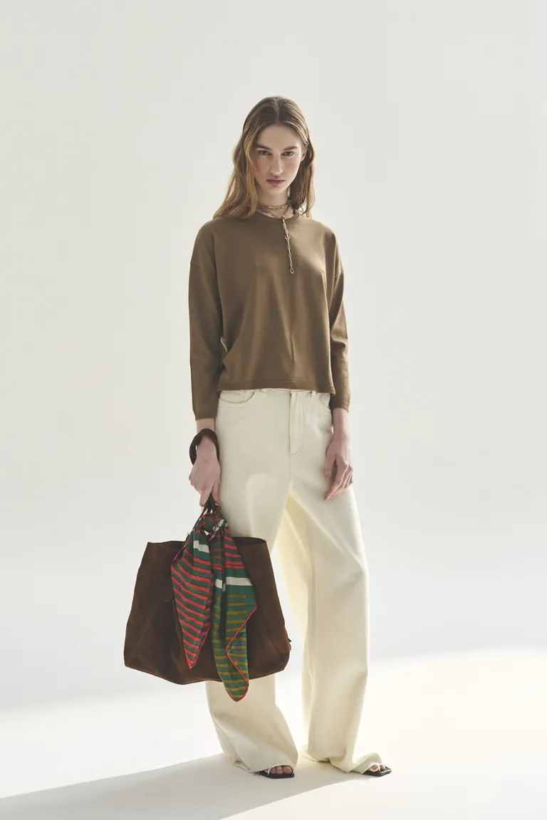 Suéter de manga larga en tonalidad tierra, pieza básica y atemporal para el guardarropa femenino de Akiabara en Buzos y Sweaters para argentina