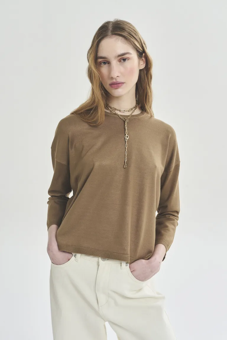 Suéter de manga larga en tonalidad tierra, pieza básica y atemporal para el guardarropa femenino de Akiabara en Buzos y Sweaters para argentina