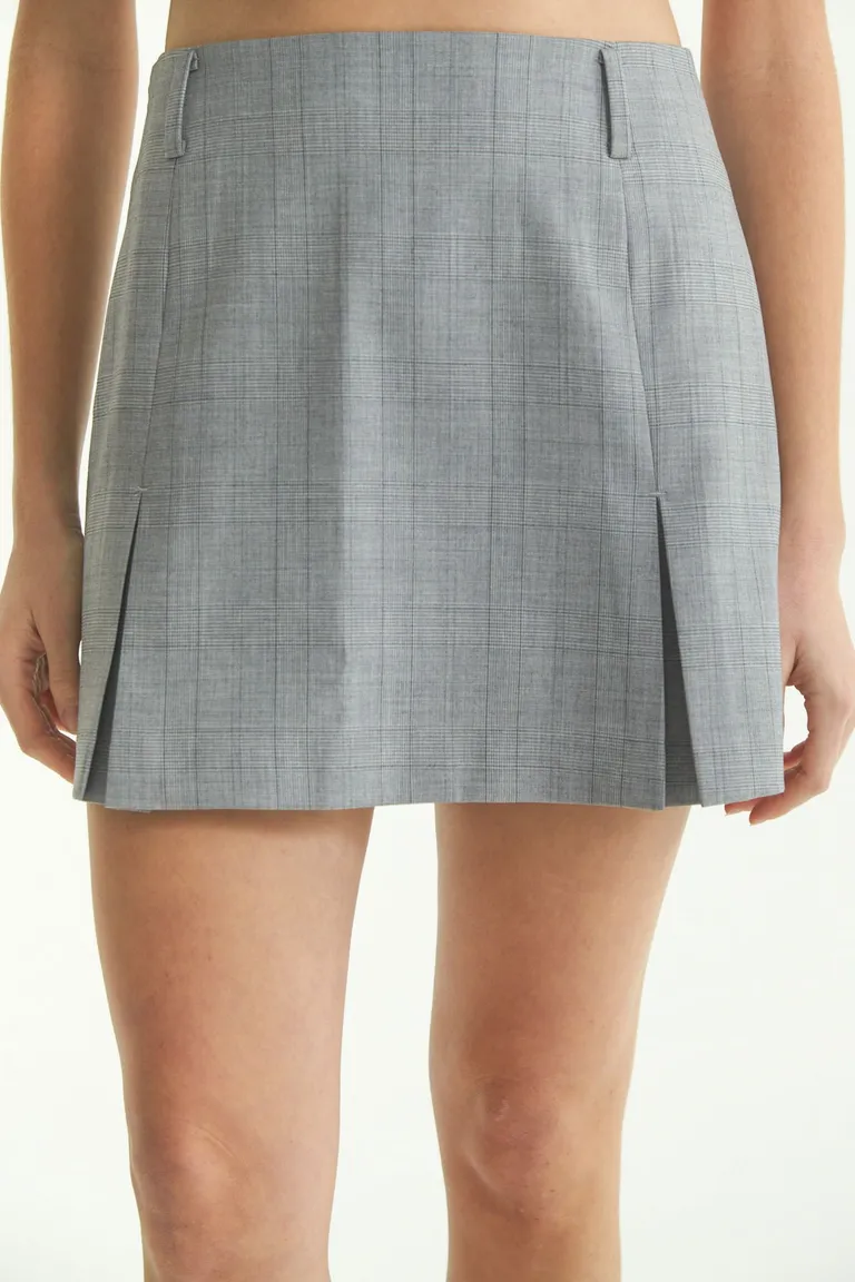 Falda mini de tiro alto y corte recto con estampado de cuadros para un look moderno y elegante de Las Pepas en Faldas para argentina