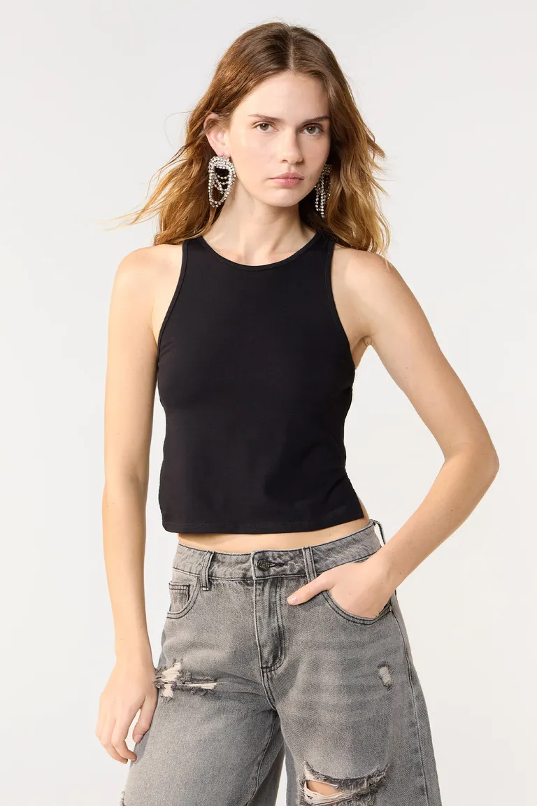 Top sin mangas negro con aberturas laterales para mujer de Cuesta Blanca en Tops para argentina