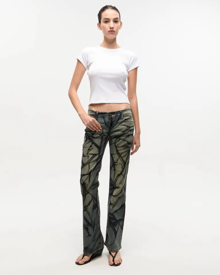 Pantalón bootcut de denim estampado con técnica de aerografía de Ay Not Dead en Pantalones para argentina