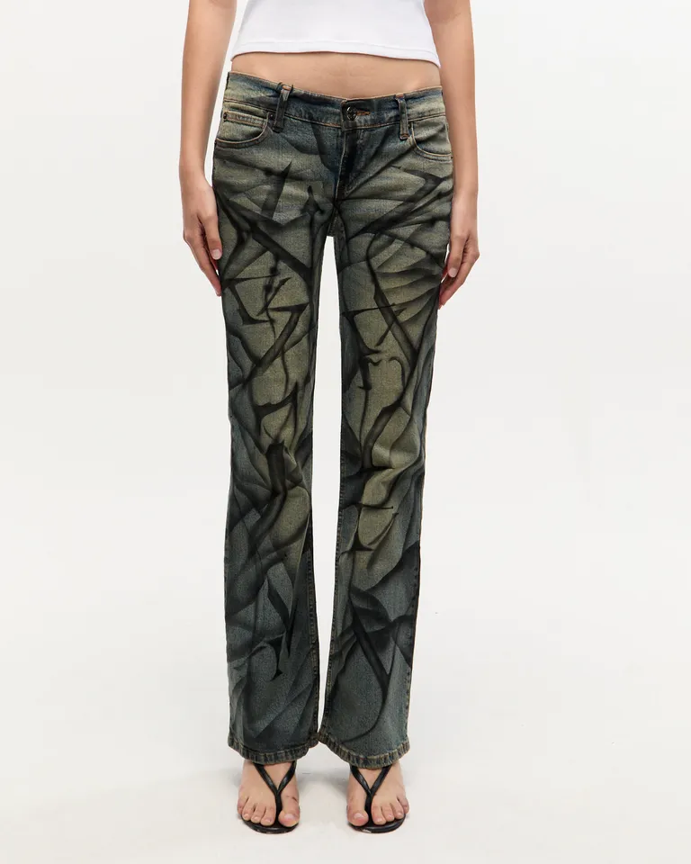 Pantalón bootcut de denim estampado con técnica de aerografía de Ay Not Dead en Pantalones para argentina