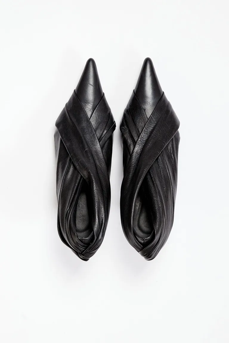 Zapatos de diseño con punta fina y taco medio con detalle envolvente en el empeine de Maria Cher en Zapatos con Tacos para argentina