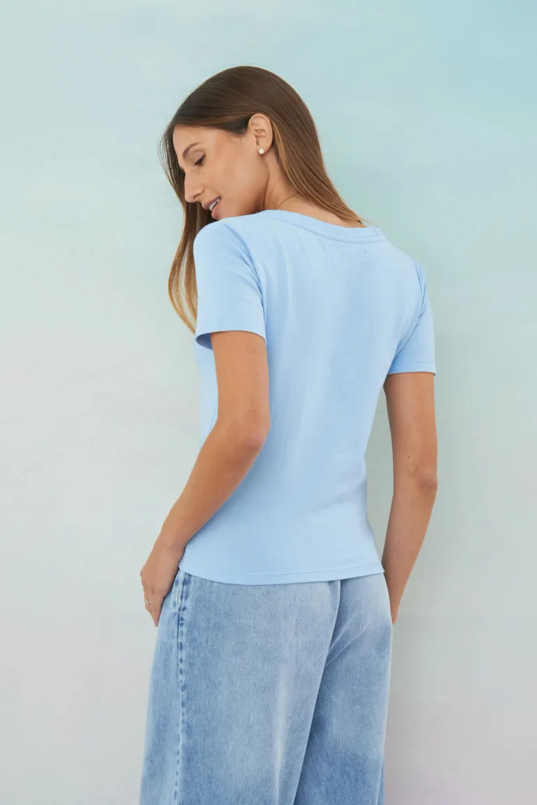Remera de diseño elegante y moderno para mujer de Apricot en Remeras para argentina