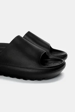 Sandalias engomadas planas de Pull&Bear en Sandalias y Ojotas para argentina