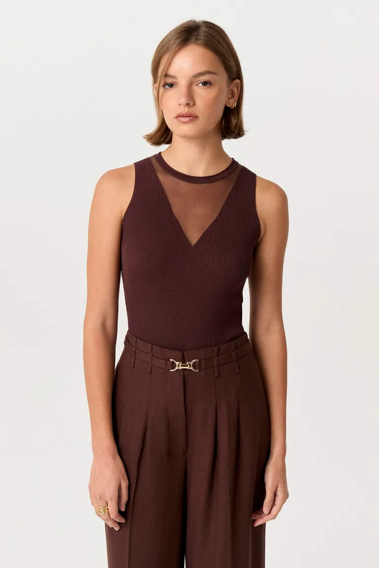 Top de punto acanalado de calce anatómico en tono marrón para un estilo elegante y versátil de Markova en Tops para argentina