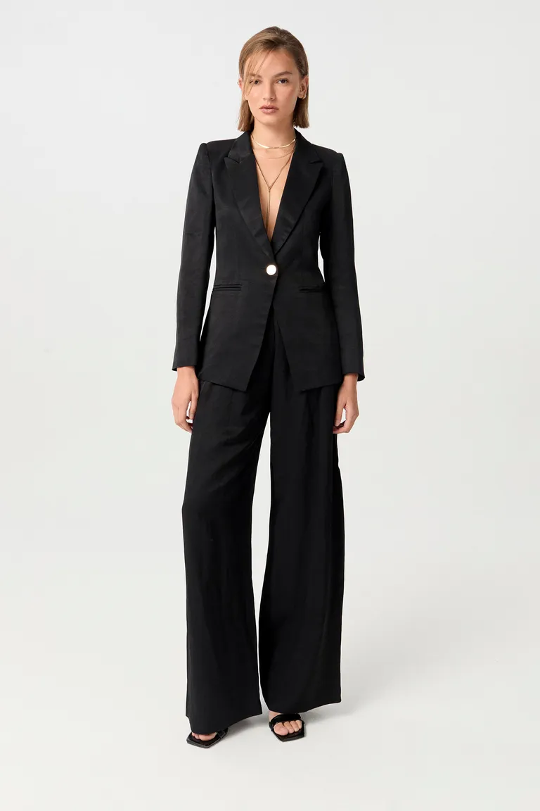 Blazer femenino de corte formal y estilo minimalista para ocasiones elegantes de Markova en Blazers para argentina