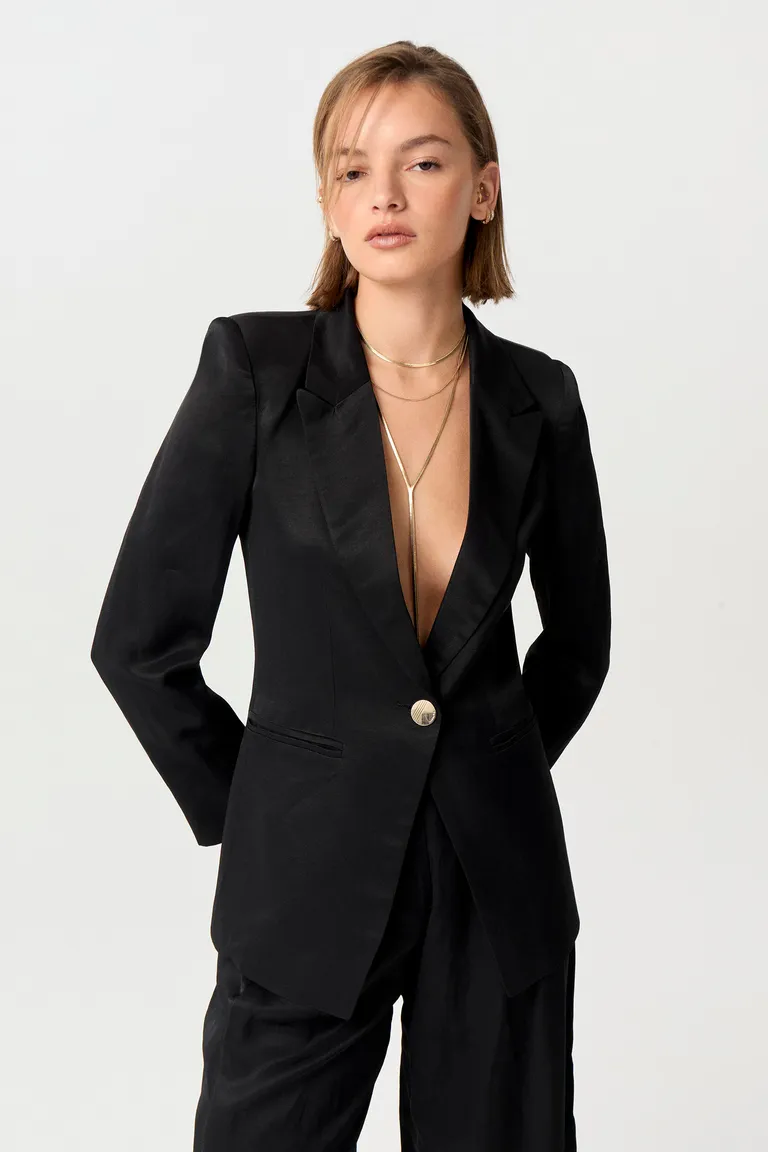 Blazer femenino de corte formal y estilo minimalista para ocasiones elegantes de Markova en Blazers para argentina