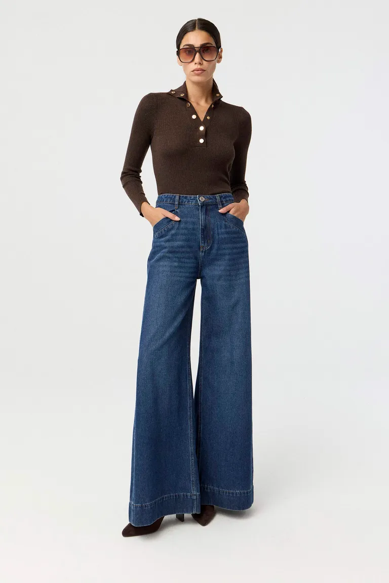 Sweater tejido de calce anatómico con cuello polo y botones metálicos frontales de Markova en Buzos y Sweaters para argentina