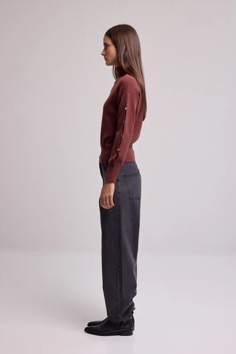 Sweater tejido de cuello alto con detalle de botones en mangas y terminaciones ajustadas en puños de Kill en Buzos y Sweaters para argentina