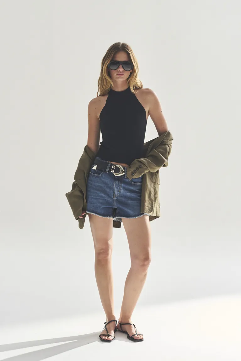 Top negro de corte halter, un diseño elegante y versátil para el día a día de Akiabara en Tops para argentina