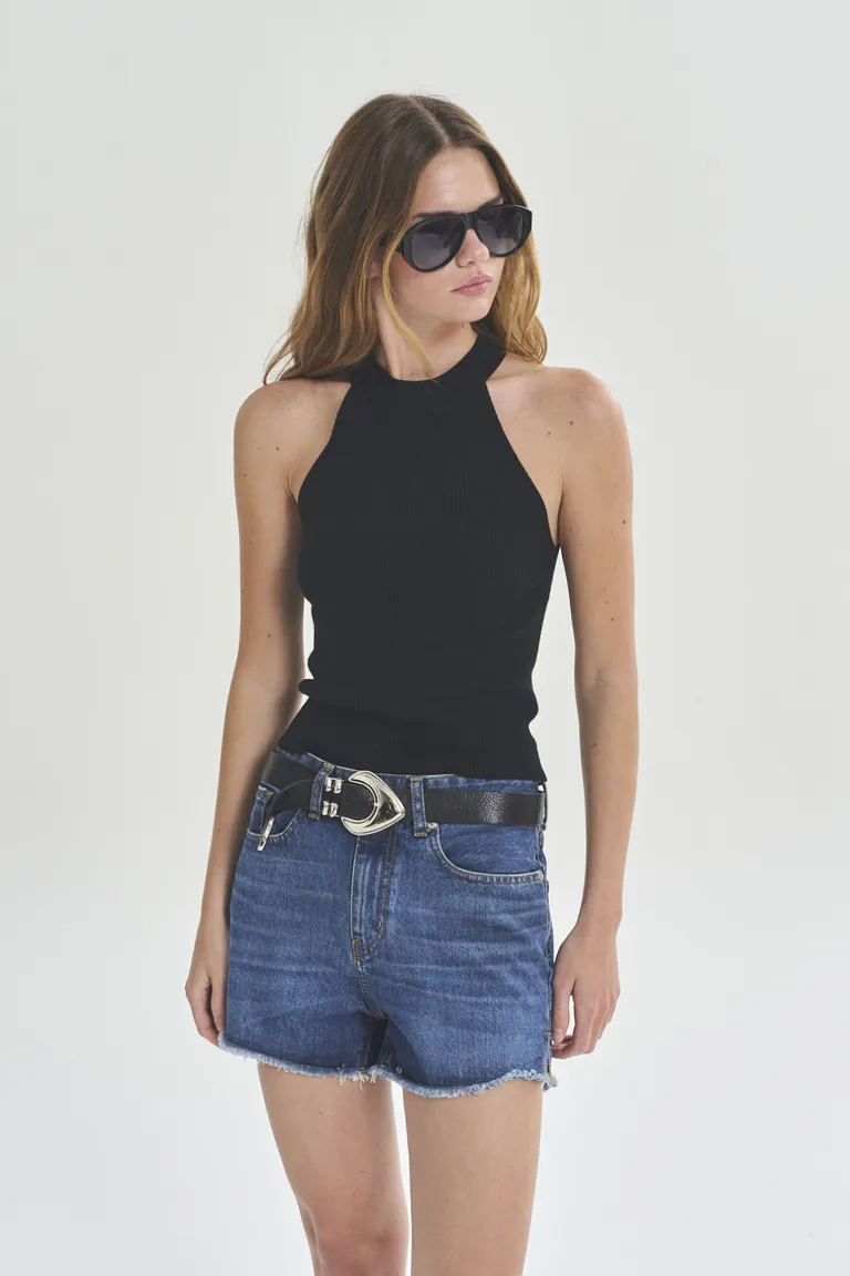 Top negro de corte halter, un diseño elegante y versátil para el día a día de Akiabara en Tops para argentina