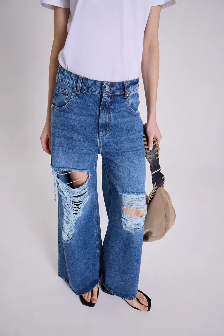 Jeans de tiro medio con corte baggy y pierna larga, ideal para un look casual y moderno de Maria Cher en Pantalones para argentina