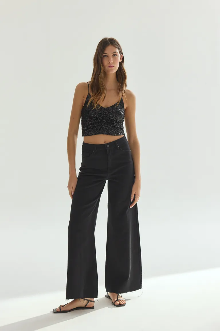 Top negro con tirantes finos y diseño ceñido para un look sofisticado y moderno de Akiabara en Tops para argentina