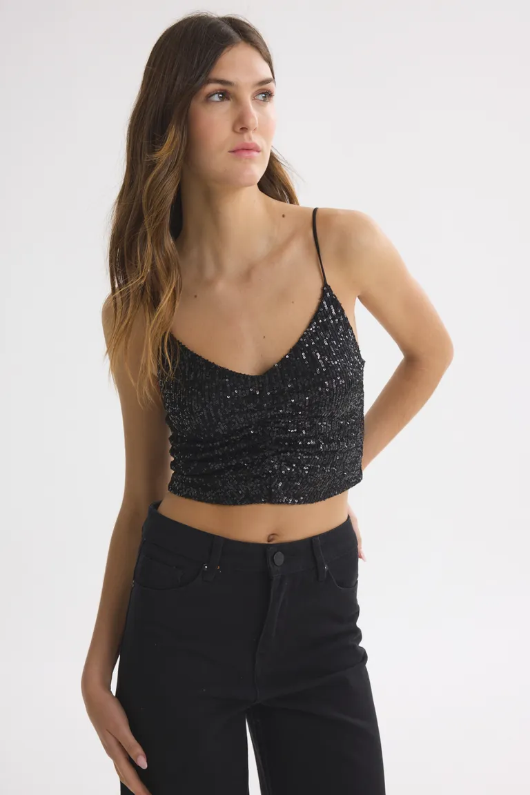 Top negro con tirantes finos y diseño ceñido para un look sofisticado y moderno de Akiabara en Tops para argentina