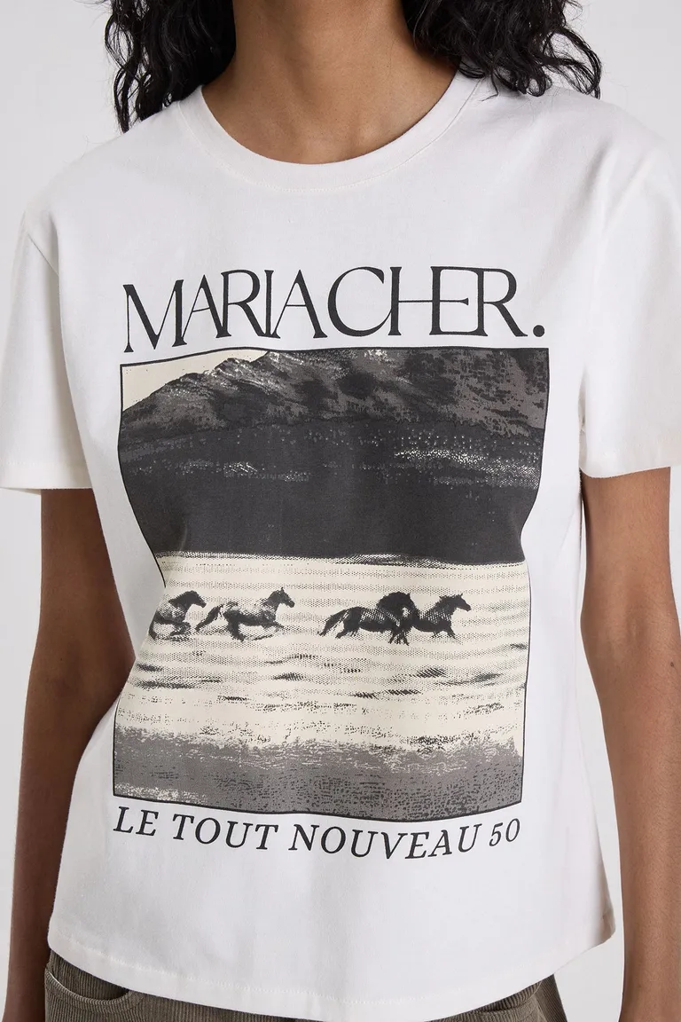 Remera de corte recto con estampa frontal gráfica y cuello redondo de Maria Cher en Remeras para argentina