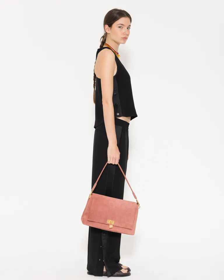 Cartera de cuero rosa con cierre lock y correa ajustable para llevar de diferentes maneras de Jazmin Chebar en Bolsos y Carteras para argentina