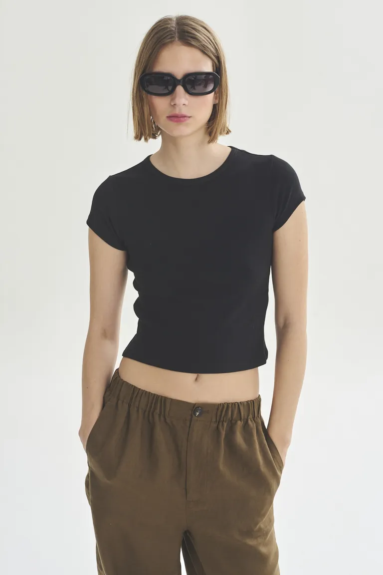 Remera de corte ajustado en color negro para mujer de Akiabara en Remeras para argentina