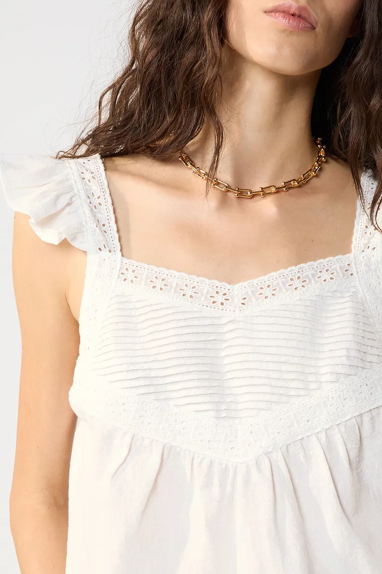 Top blanco con detalles de broderie y volados en los breteles de Cuesta Blanca en Tops para argentina