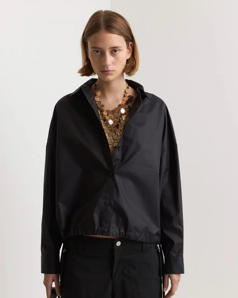 Camisa oversize negra con detalles ajustables para un estilo versátil y adaptable de Prüne en Camisas para argentina