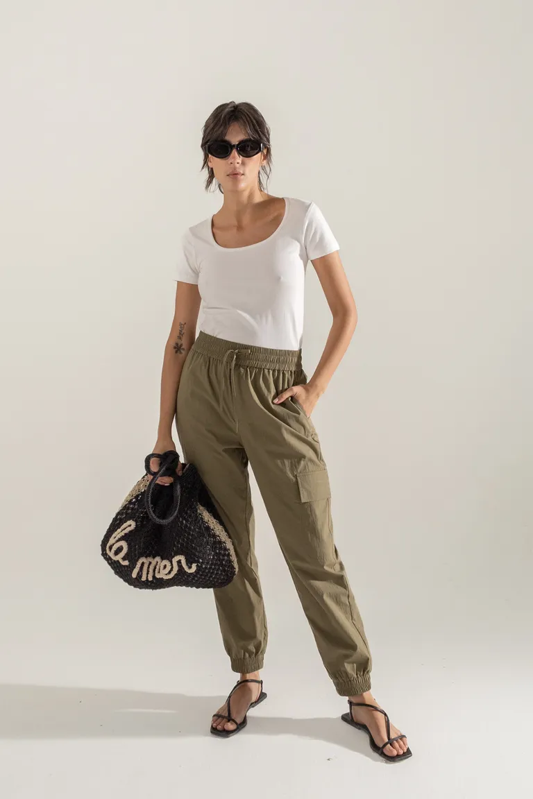 Remera básica de corte cuadrado y mangas cortas para mujer de Akiabara en Remeras para argentina