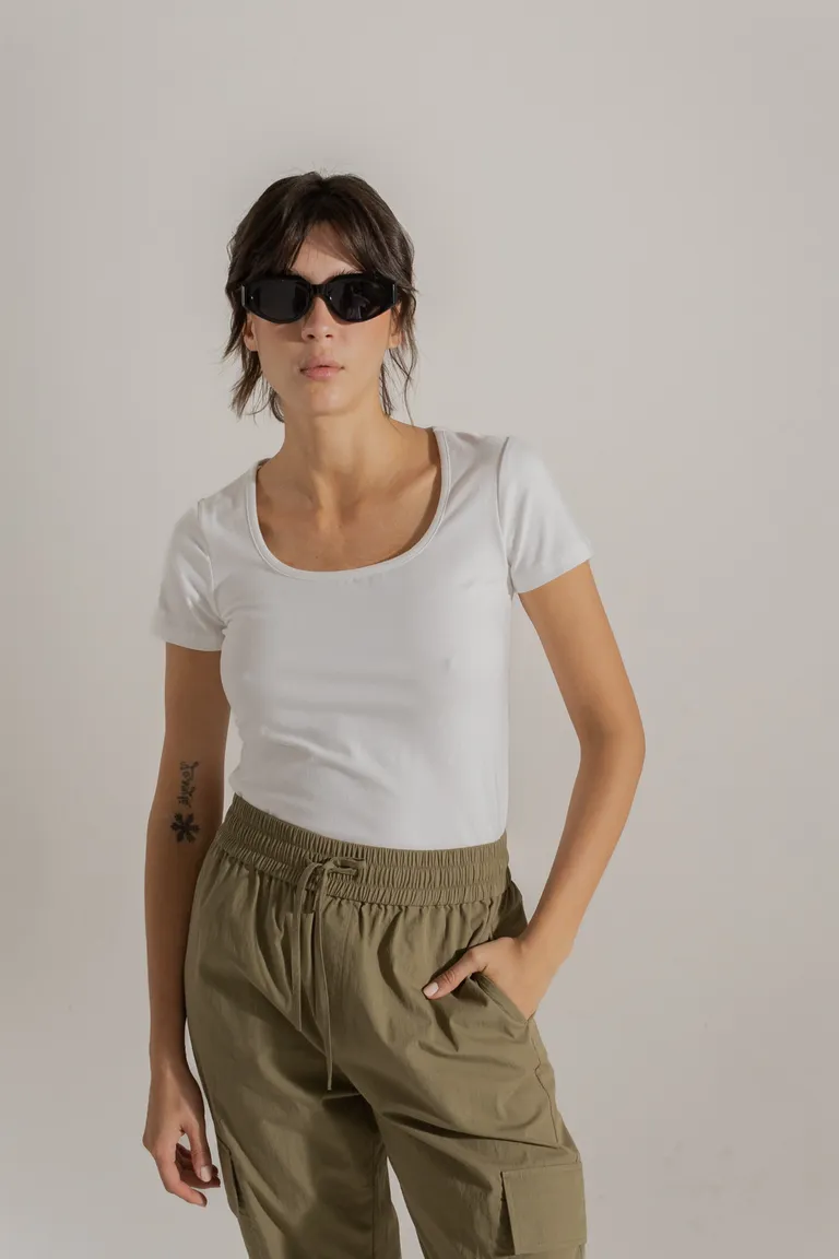 Remera básica de corte cuadrado y mangas cortas para mujer de Akiabara en Remeras para argentina