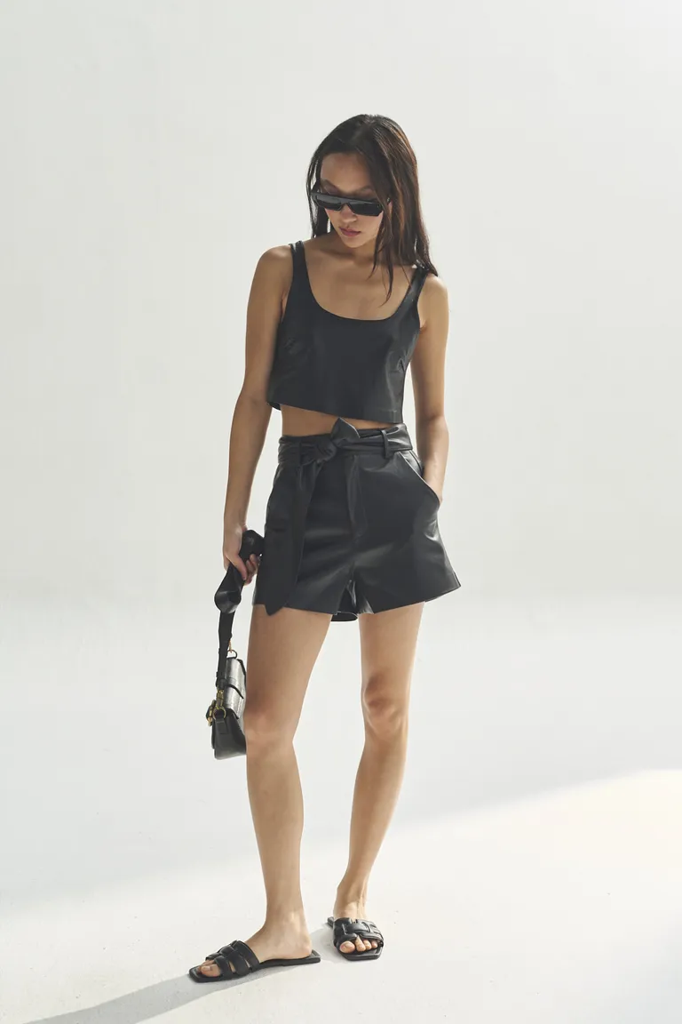 Shorts negro de diseño moderno y estilizado para mujer de Akiabara en Shorts para argentina