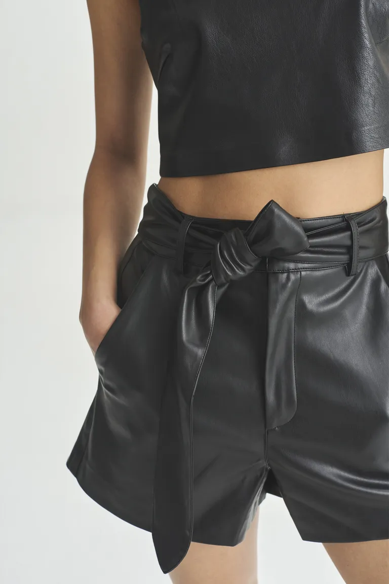 Shorts negro de diseño moderno y estilizado para mujer de Akiabara en Shorts para argentina