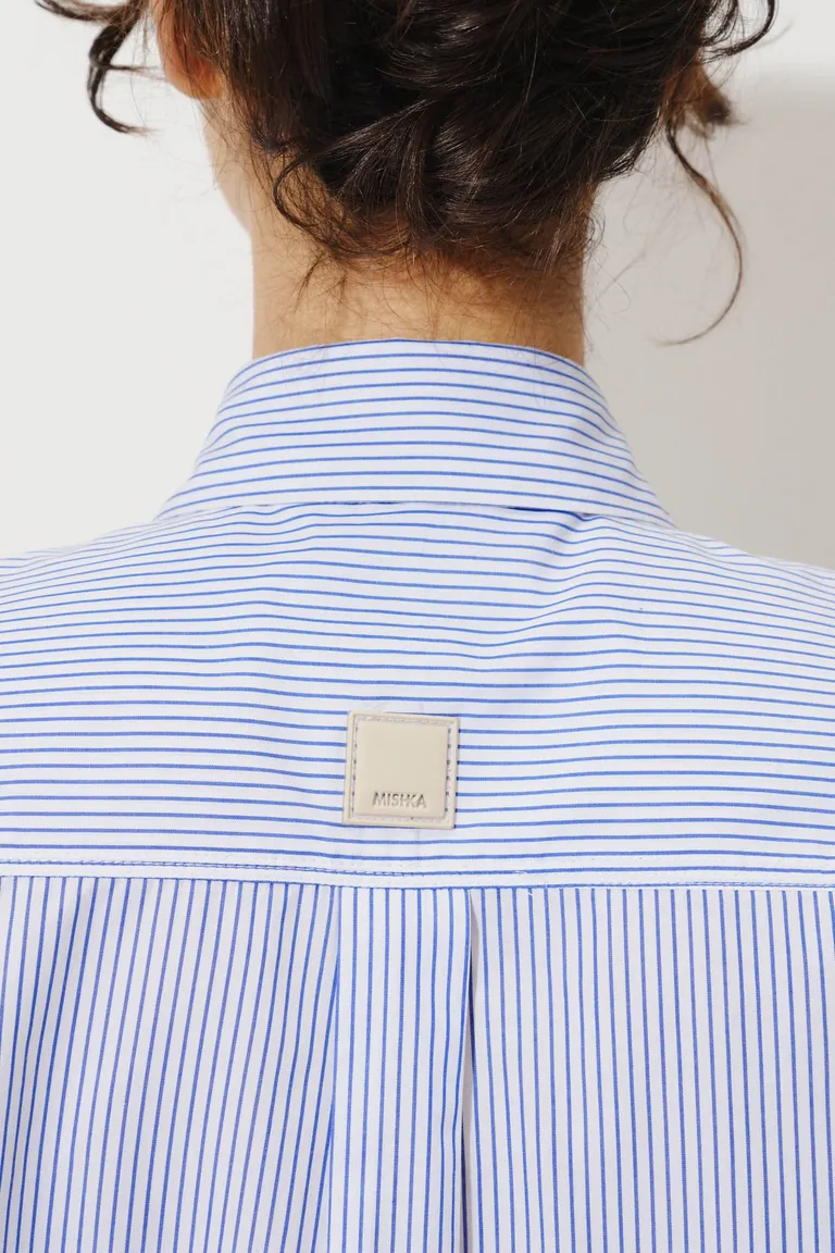 Camisa femenina de calce amplio con bolsillos frontales, cuello elevado y botones ocultos de Mishka en Camisas para argentina