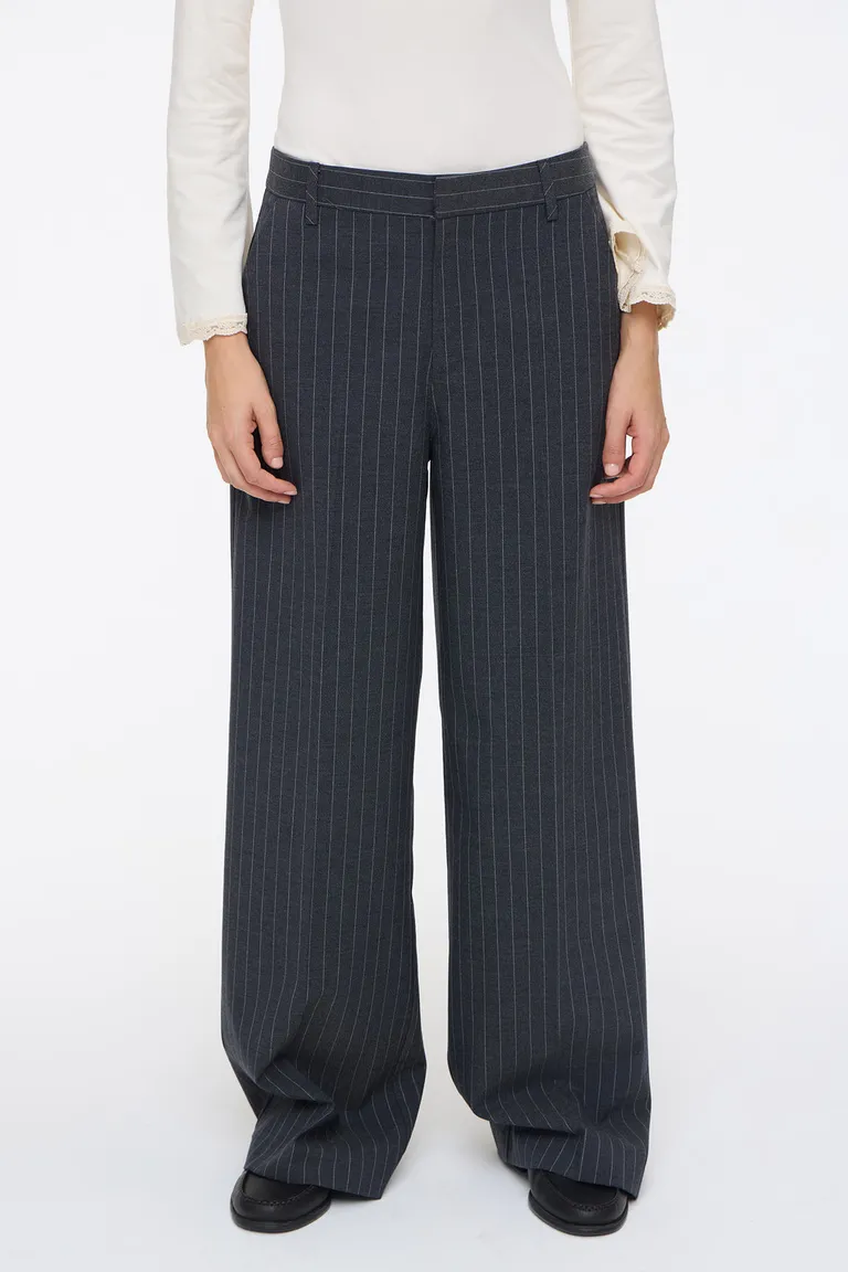 Pantalón sastrero recto a rayas con bolsillos laterales y cierre frontal de Cuesta Blanca en Pantalones para argentina