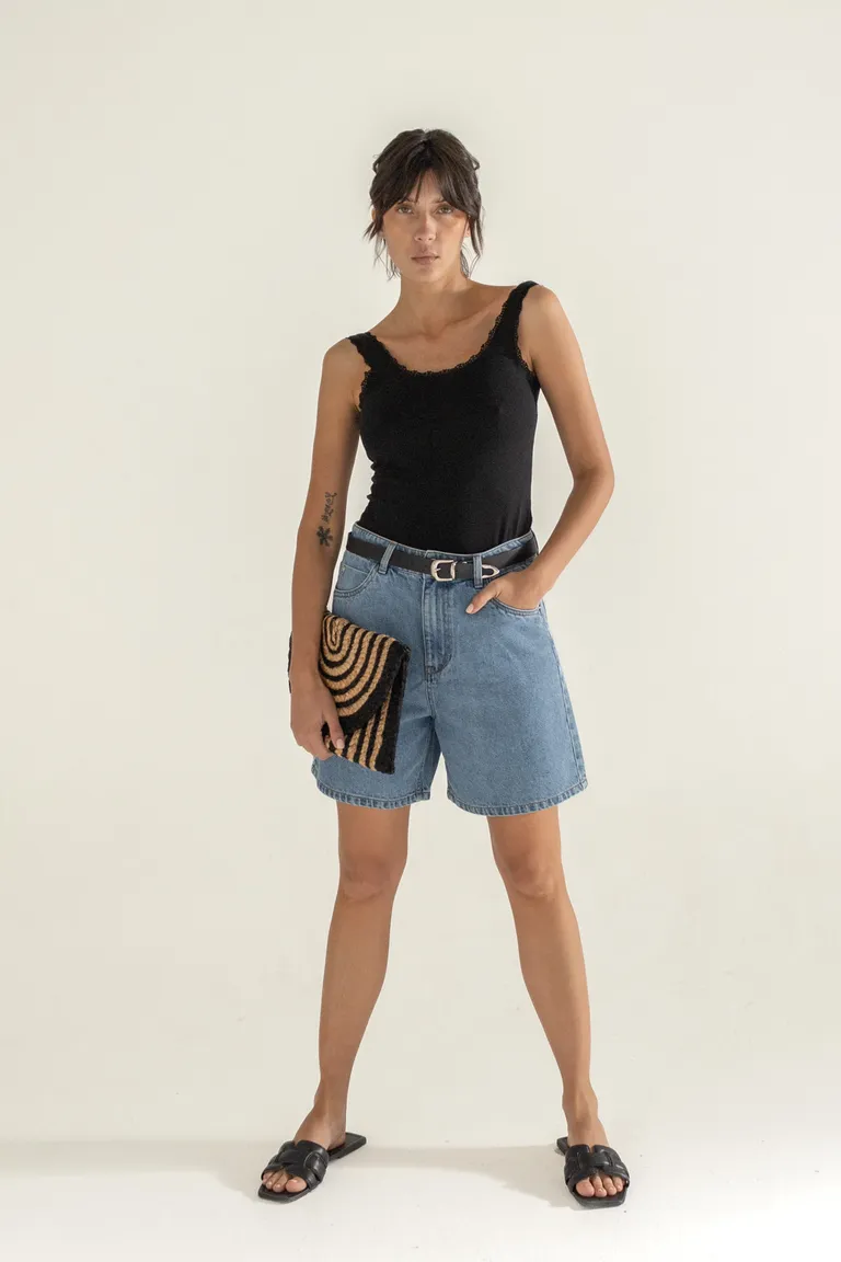 Musculosa negra clásica y versátil para mujer de Akiabara en Tops para argentina