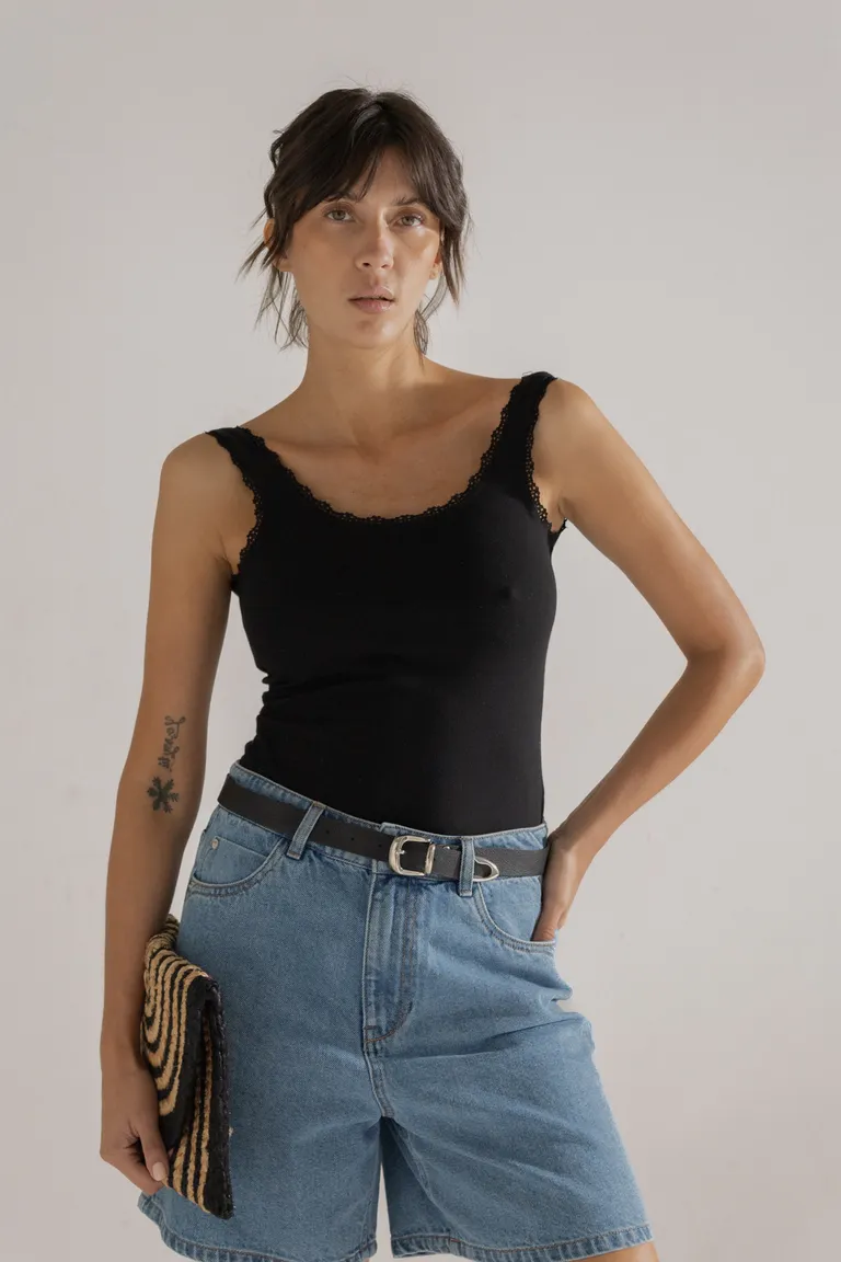 Musculosa negra clásica y versátil para mujer de Akiabara en Tops para argentina