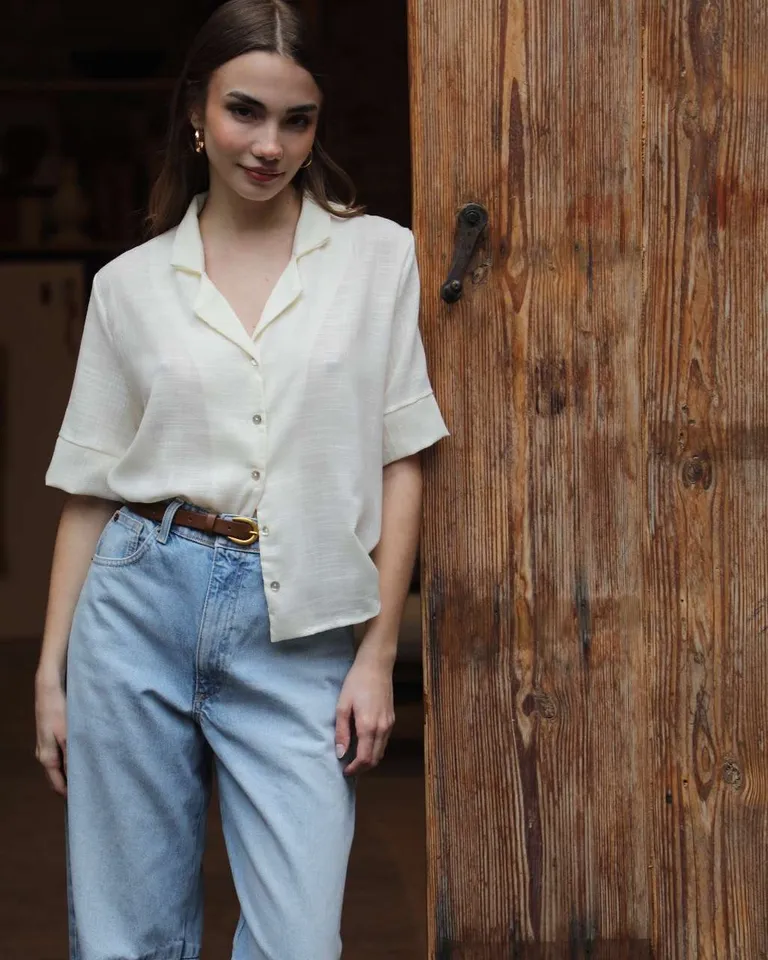 Camisa de lino de cuello con solapa - Corte recto y diseño atemporal de Hesed en Camisas para argentina