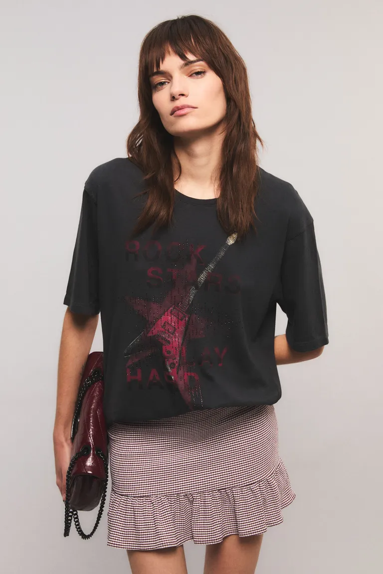 Remera de corte regular con estampa exclusiva en algodón de Kosiuko en Remeras para argentina