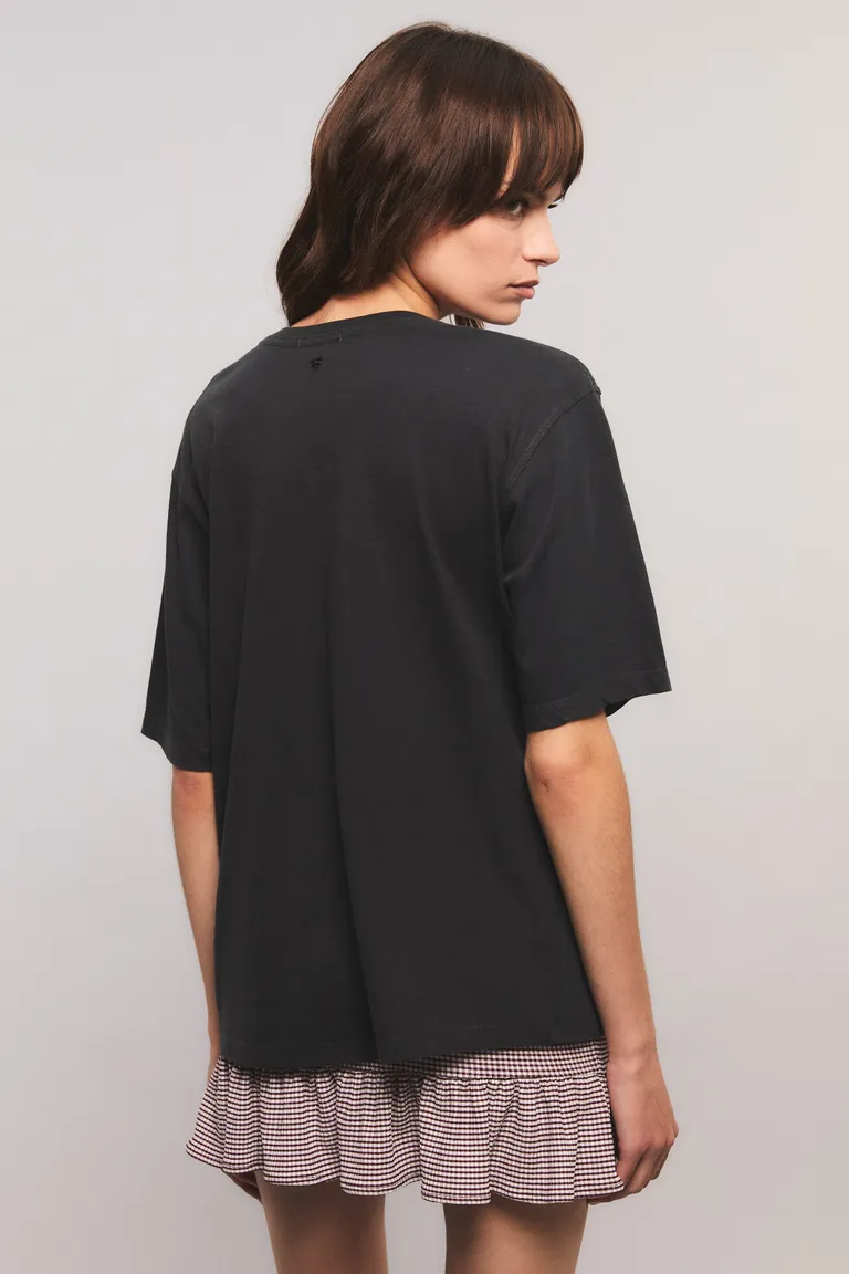 Remera de corte regular con estampa exclusiva en algodón de Kosiuko en Remeras para argentina