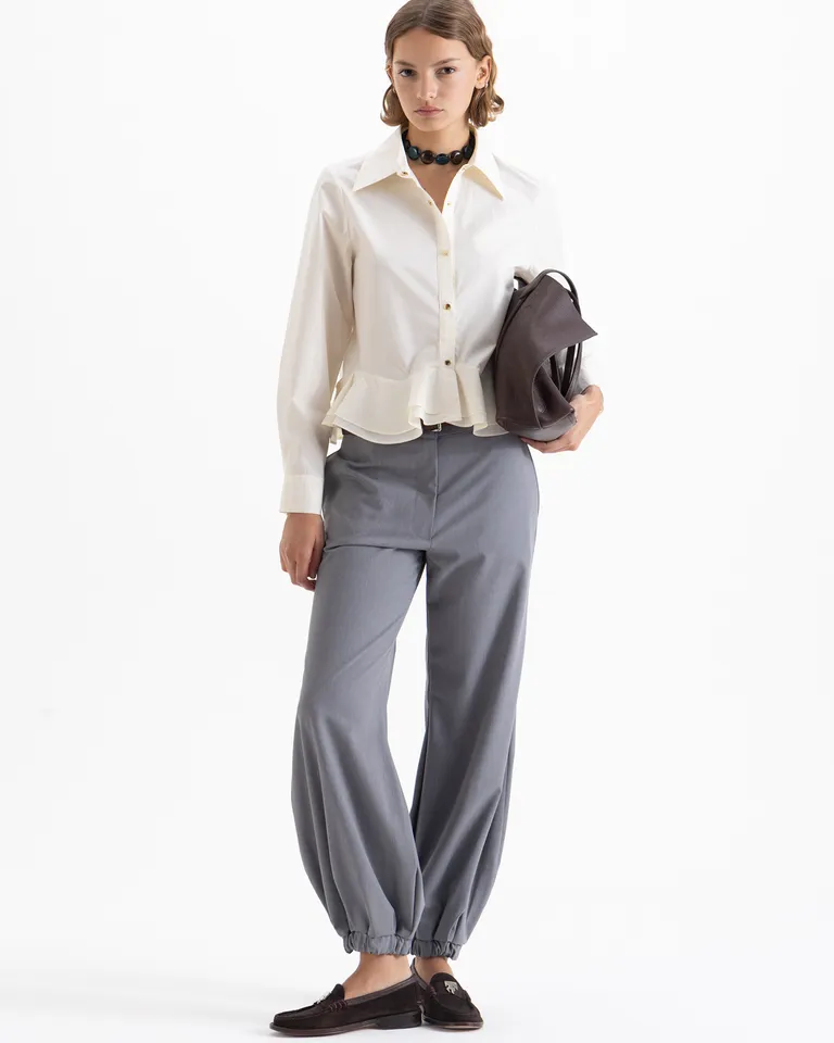 Camisa de mujer con volados en la cintura, cuello clásico y cierre frontal de broches de Jazmin Chebar en Camisas para argentina