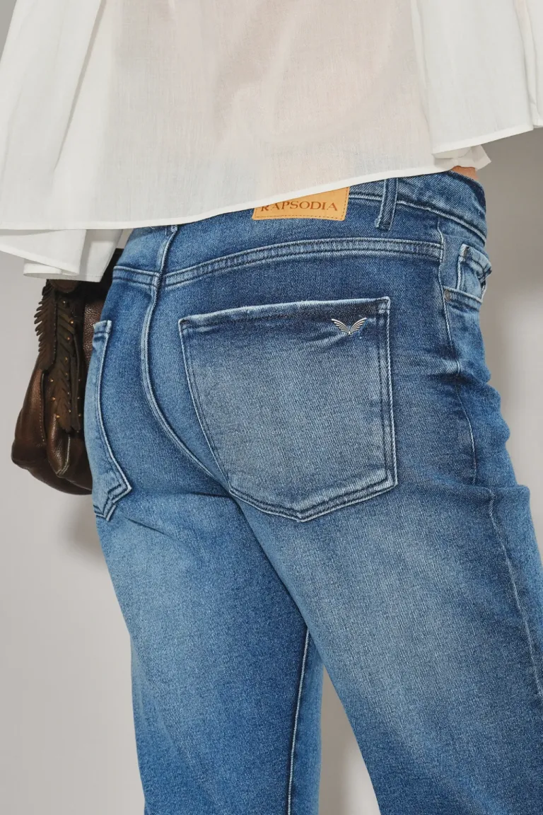 Jean de tiro alto con corte recto y cierre frontal de Rapsodia en Pantalones para argentina