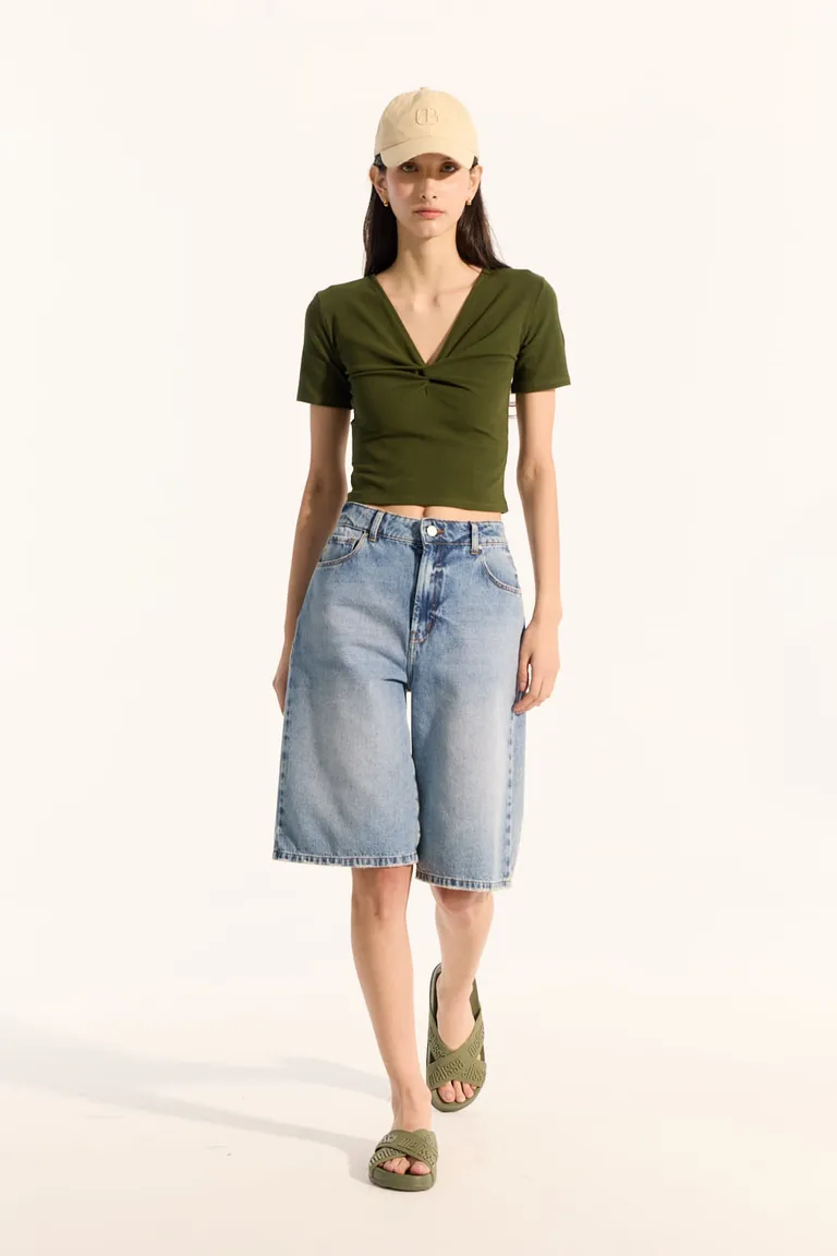 Remera de corte regular con detalle torzado en delantero, diseño versátil y cómodo de Portsaid en Remeras para argentina