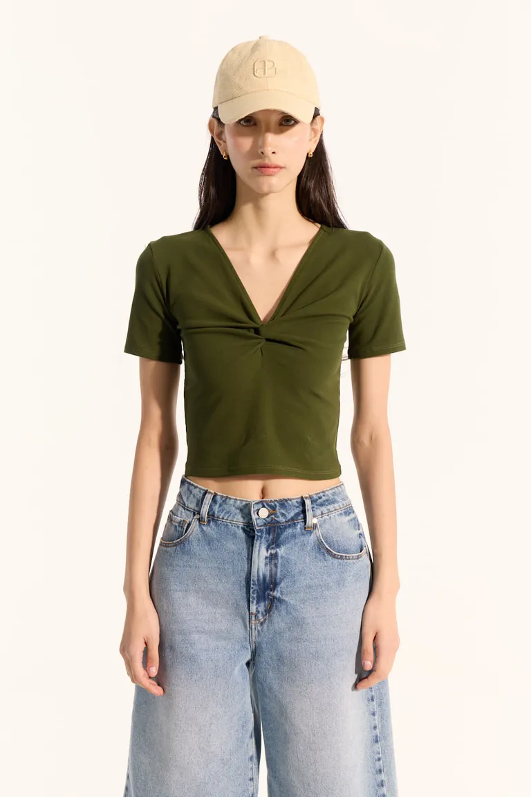 Remera de corte regular con detalle torzado en delantero, diseño versátil y cómodo de Portsaid en Remeras para argentina