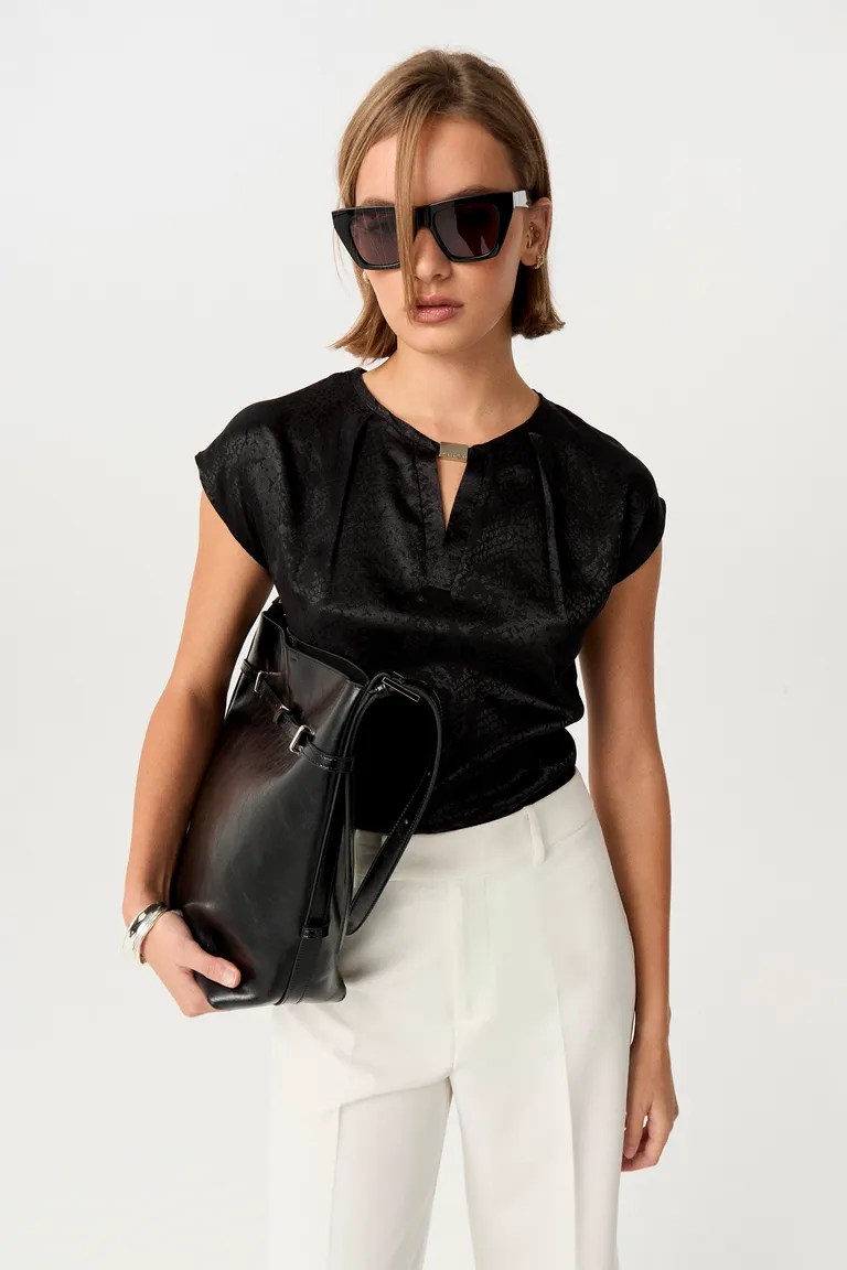 Blusa de seda negra con detalles metálicos y corte relajado para un estilo elegante y moderno de Markova en Blusas para argentina