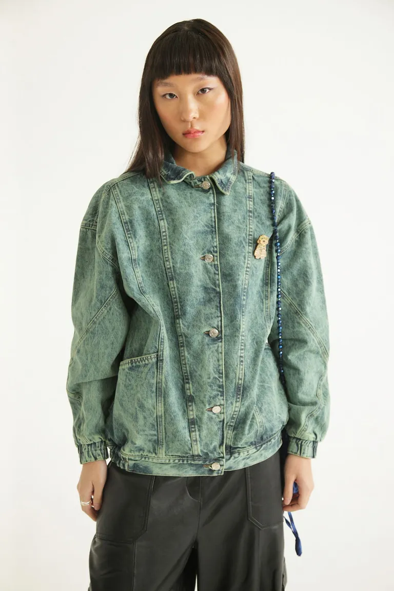 Chaqueta de jean oversize con detalles estructurales y lavado ácido de Las Pepas en Chaquetas para argentina